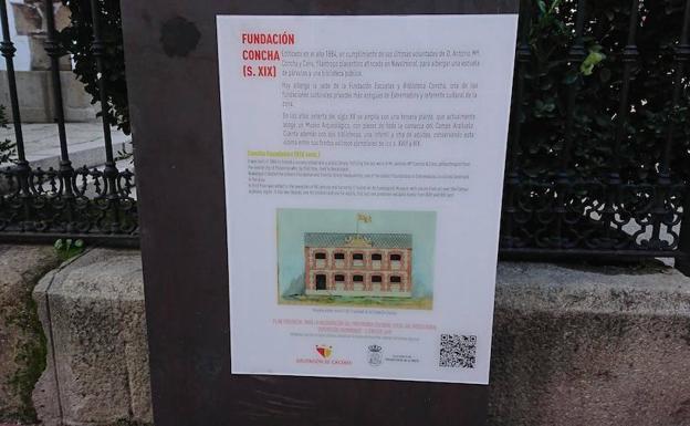 Se instalan paneles informativos, escritos en castellano y en inglés, en los edificios más emblemáticos