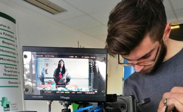 La joven directora Lucía Aguirre rueda su primer cortometraje en el hospital Campo Arañuelo