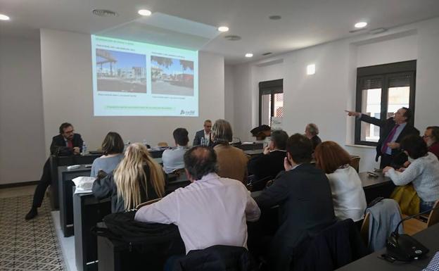 El paso de la línea del AVE por Navalmoral, a debate en el centro sociocultural La Inmaculada