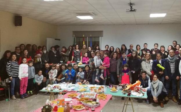 La tómbola solidaria de la Escuela de Idiomas recauda mil euros para un proyecto educativo en África