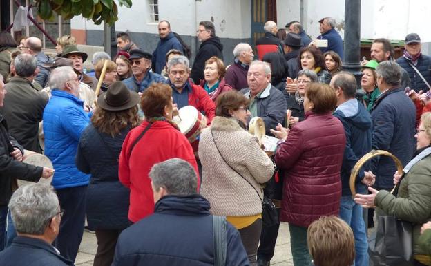Música y tradiciones se unen en la plaza de España