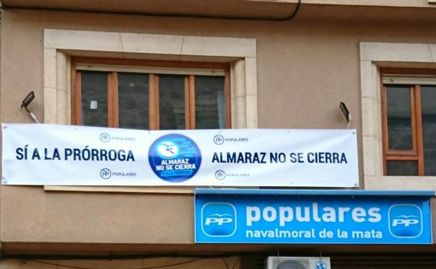 El PP reafirma su apoyo a la continuidad de la CNA con una pancarta reivindicativa en su sede