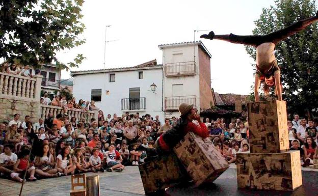 La compañía Circobaya abrirá las representaciones del 2019 en el teatro con 'El viaje de miércoles'