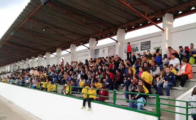 El campo municipal acogerá el domingo y el lunes un torneo solidario de todas las categorías