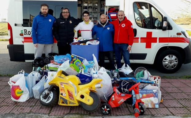 La E. F. Campo Arañuelo entrega a Cruz Roja los juguetes que recibió en el Torneo de Fútbol-8 Solidario