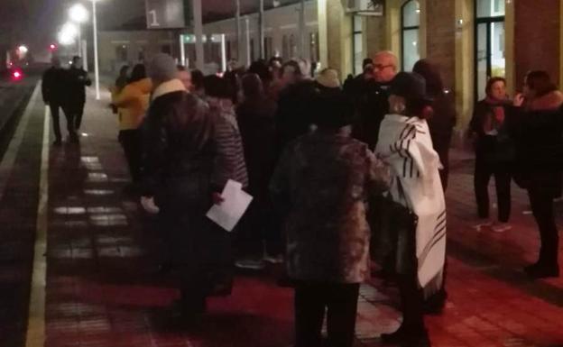 Primera concentración contra el AVE de la plataforma No al Muro en la estación