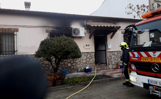 Cinco personas atendidas en el incendio de una vivienda en Saucedilla