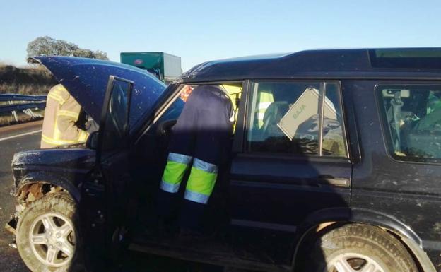 Dos personas resultan heridas leves al salirse de la vía un vehículo en la autovía a Plasencia