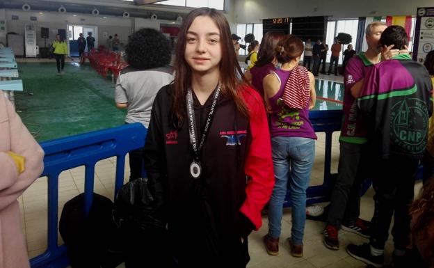 La joven nadadora Laura Ballesteros, subcampeona de Extremadura en 100 metros braza