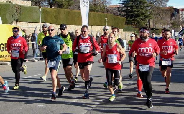 Una decena de corredores de Navalmaratón disputan la Media Maratón 'Ciudad de Plasencia'