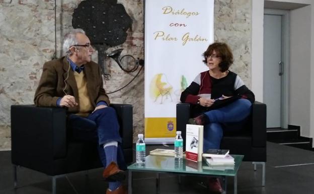 Juan José Millás llena La Inmaculada en la reanudación de los 'Diálogos con Pilar Galán'