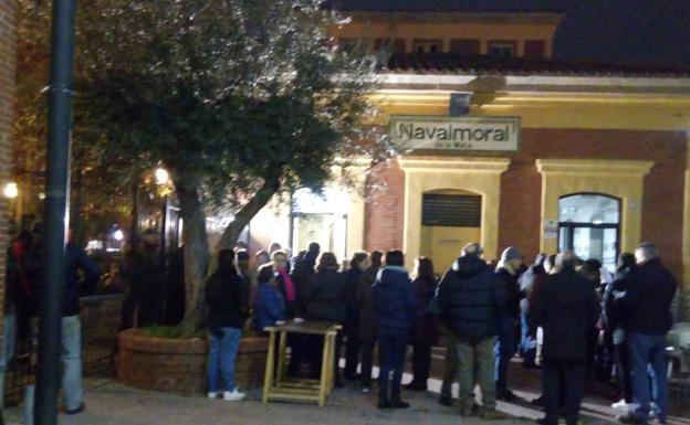 El pleno 'lleva' a la plaza de España la concentración semanal de la plataforma No al Muro