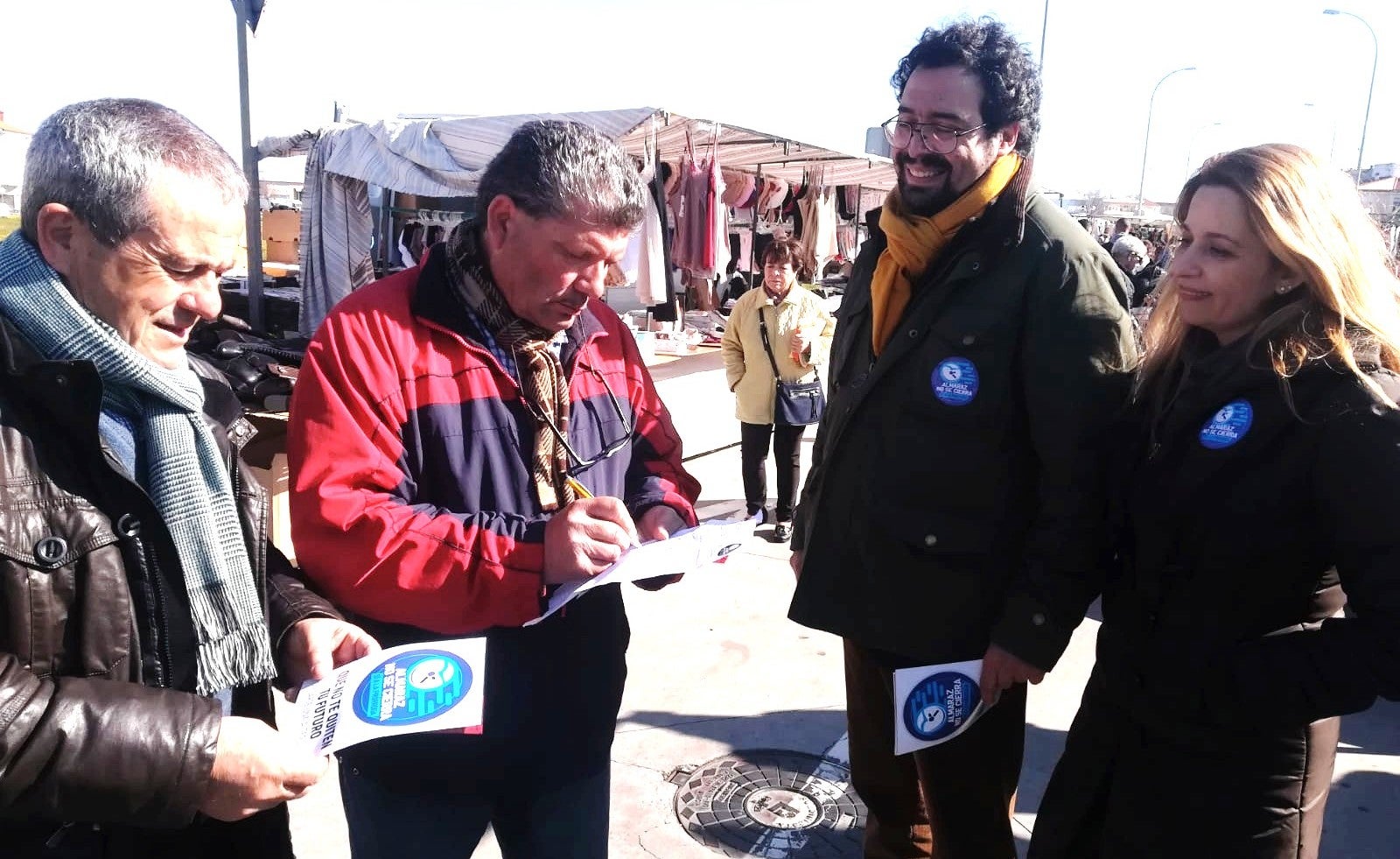El PP recorre el mercadillo recogiendo firmas de apoyo a la continuidad de la central nuclear