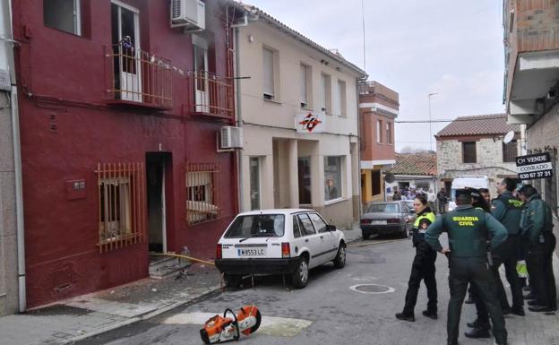 Un vecino de Talayuela se encierra e intenta quemar su domicilio