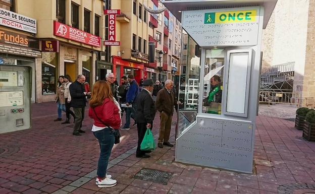 La ONCE estrena nuevo modelo de quiosco en la zona peatonal