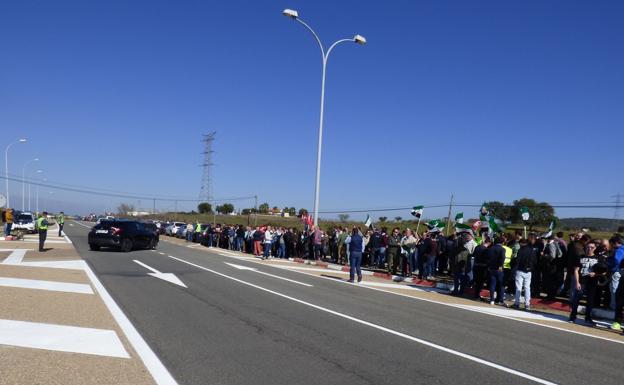 Los trabajadores de la central nuclear se concentran para pedir su continuidad