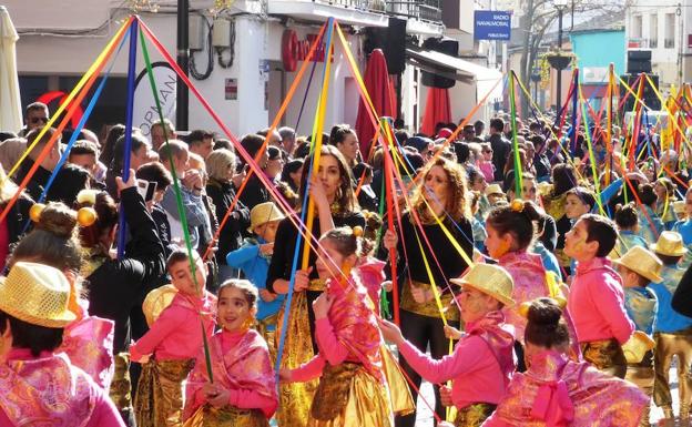 El desfile estudiantil pone color y música al inicio del Carnaval