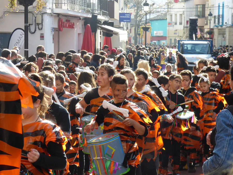 El desfile estudiantil puso color y música al inicio del Carnaval