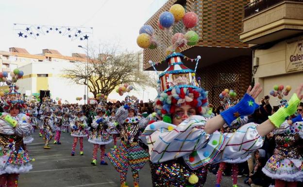 Carrozas y comparsas toman la calle