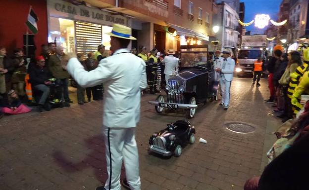 El pasacalles y la comida popular en la plaza Vieja reúnen a miles de personas