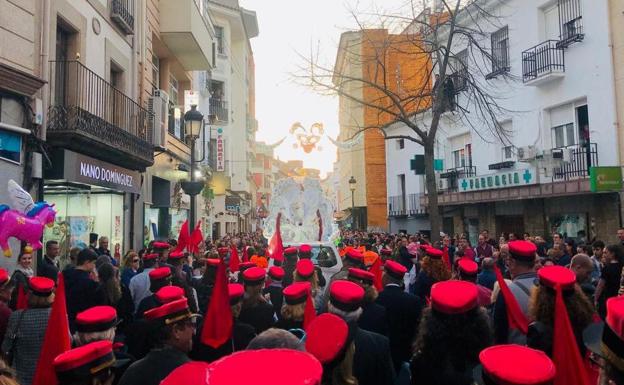 Vuelven las carrozas y comparsas, las reinas y sus damas, los 'milanos' y los jefes de estación