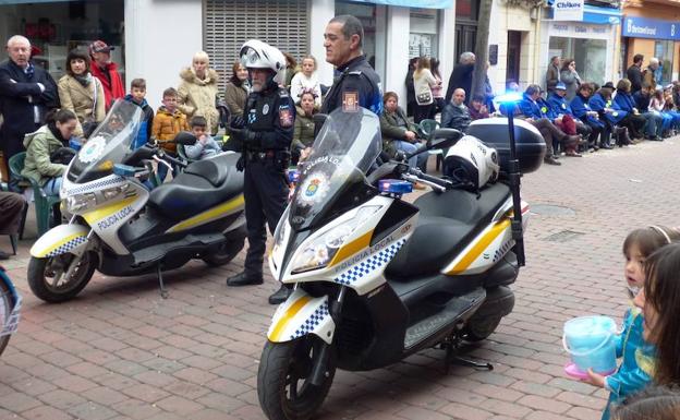 El subinspector jefe de la Policía Local agradece su profesionalidad a una veintena de agentes durante el Carnaval