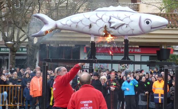 El Carnaval se despide con sardinas, lluvia y frío