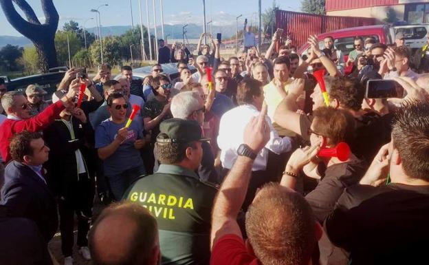 Trabajadores de la central nuclear reciben a Fernández Vara con abucheos en Talayuela