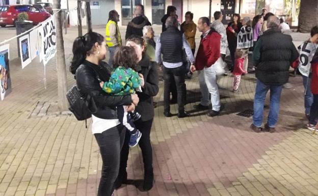 La plataforma No al Muro vuelve a concentrarse en el Jardincillo