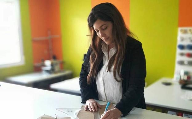 Alba García presenta sus diseños en la Feria del Toro de Olivenza