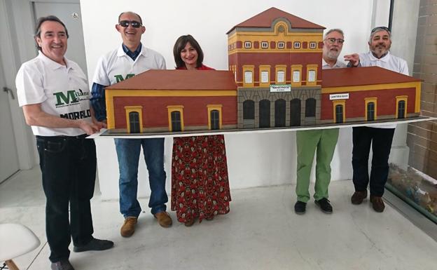 Los 'milanos moralos' donan la maqueta de la estación al Ayuntamiento