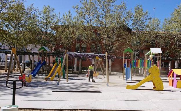 La zona infantil del parque de las Minas estrena mobiliario