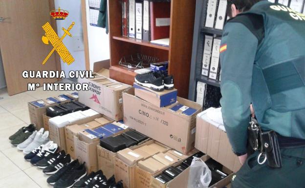 La Guardia Civil detiene a un vecino por poseer 83 pares de zapatillas deportivas falsificadas