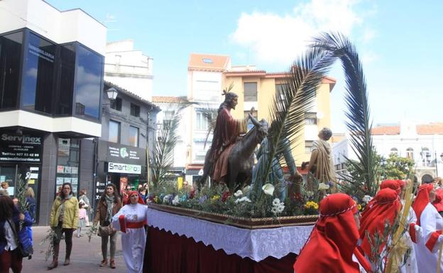 La procesión del Domingo de Ramos reúne a cientos de fieles