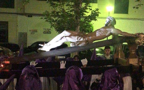 Numerosos fieles acompañan a la imagen del Cristo Crucificado