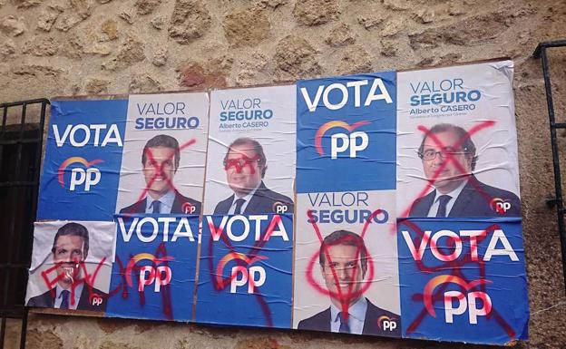 Los carteles electorales, blanco de la crispación y la intolerancia