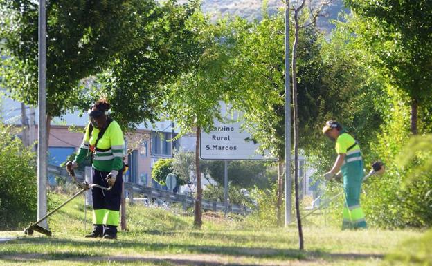 El Plan de Fomento del Empleo Agrario urbanizará un vial de servicio de la carretera Nacional V