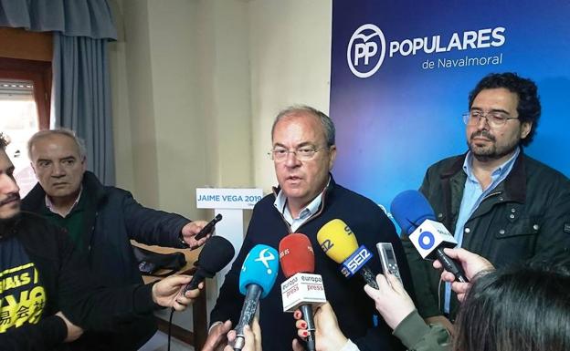 Monago vuelve a Navalmoral para conocer «a pie de calle» su problemática y las demandas de los vecinos