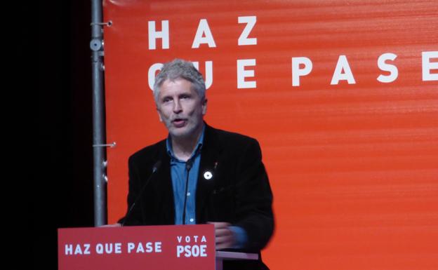 Grande-Marlaska hace suya la petición de la alcaldesa para crear la oficina permanente del DNI