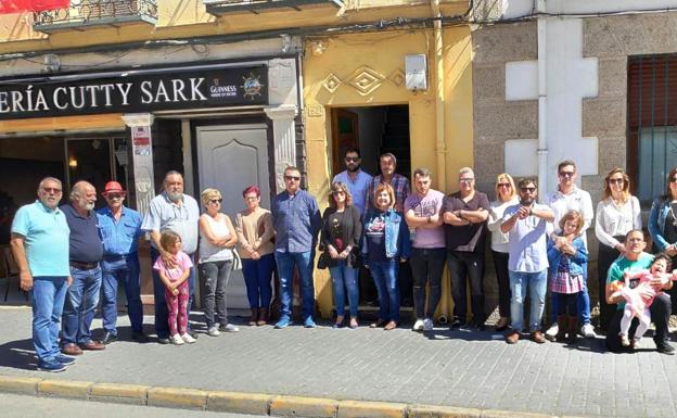 Minuto de silencio ante la sede del PSOE en memoria de Alfredo Pérez Rubalcaba