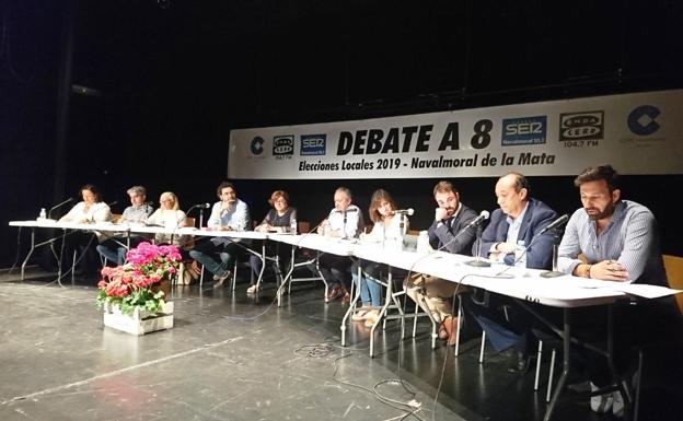 Debate a ocho en el teatro