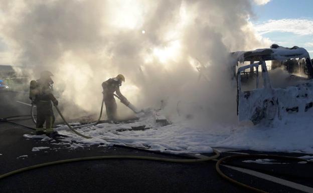 Calcinado un camión en la autovía de Extremadura, cerca de Jaraicejo