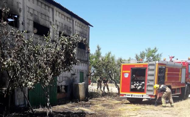 Se quema una nave agrícola con material y aperos en Tiétar