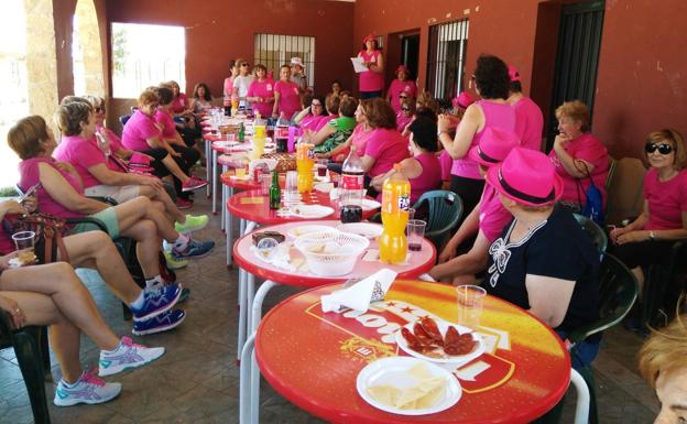La asociación de amas de casa despide el curso con una comida y una fiesta en la charca Mayen