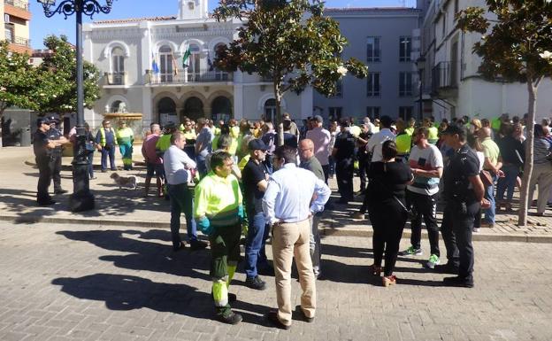 Los trabajadores municipales se concentran para rechazar la agresión al encargado de obras