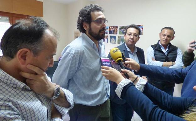 Jaime Vega asegura que tiene el apoyo de ocho concejales y que «negocia con el que falta»