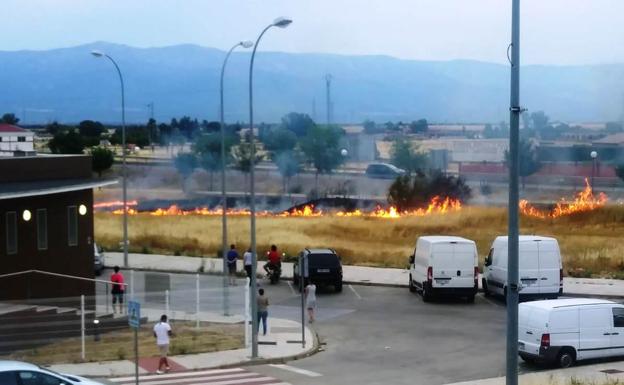Los bomberos apagan rápidamente un incendio de pasto seco junto a la carretera Nacional V