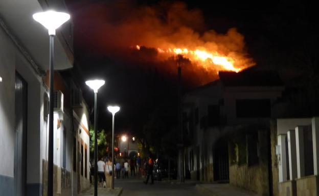El incendio en los cerros demuestra la urgencia de limpiar el pasto seco que abunda en distintas zonas