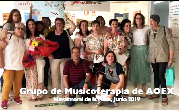 El grupo de musicoterapia de AOEX lleva alegría y esperanza al hospital