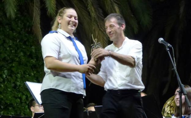 La banda despide a cuatro jóvenes músicos que se marchan de la población para seguir sus estudios